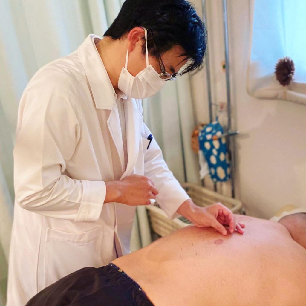 鍼道五経会の鍼灸実技 取穴の写真