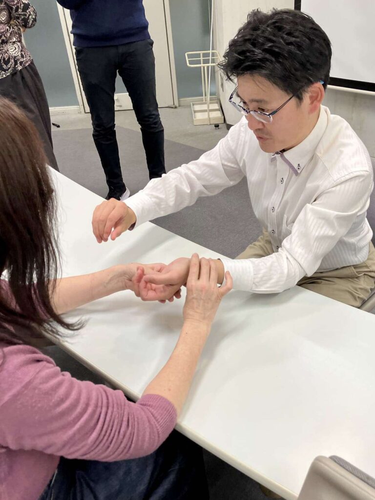 脈診を指導する足立繁久